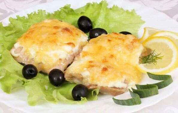 Baked fish with cheese will be a tasty and healthy dish from the Mediterranean diet menu. 