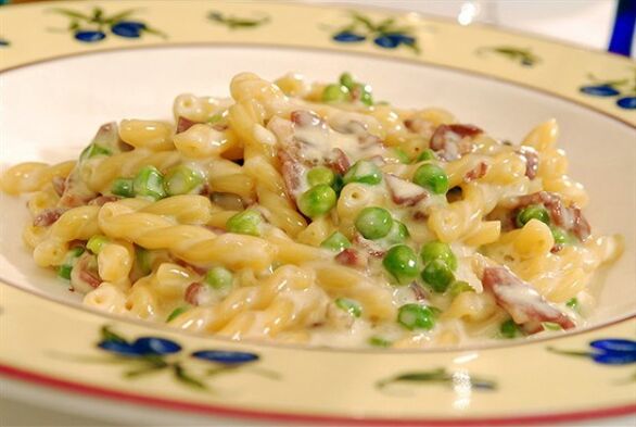 By following the Mediterranean diet, you can cook hearty pasta with peas